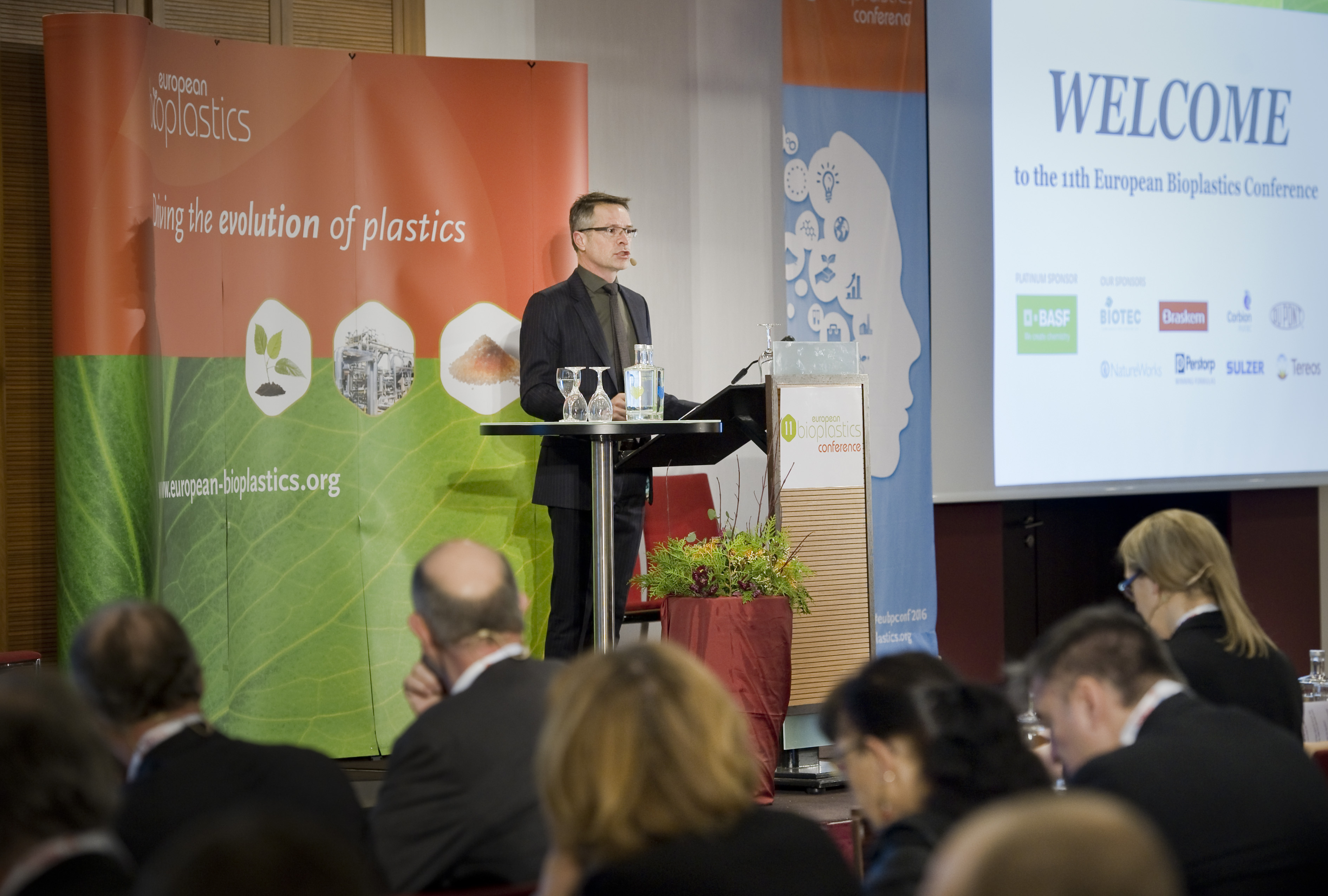 François de Bie, Chairman of European Bioplastics, welcoming around 300 participants to the 11th European Bioplastics Conference 2016 (c) European Bioplastics